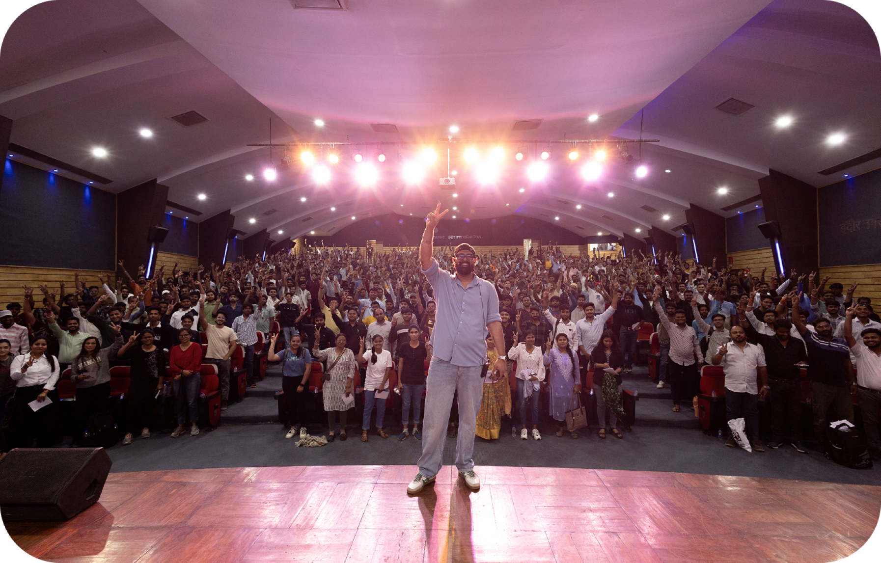 manish-on-stage.d6af383476c2fb863261
